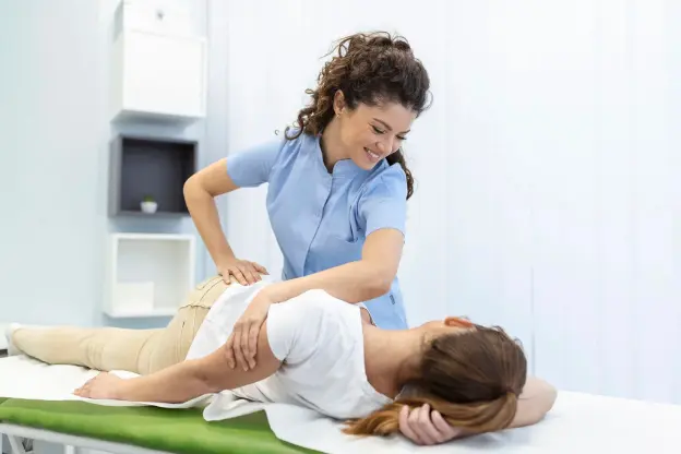 Chiropractor provide spinal decompression therapy